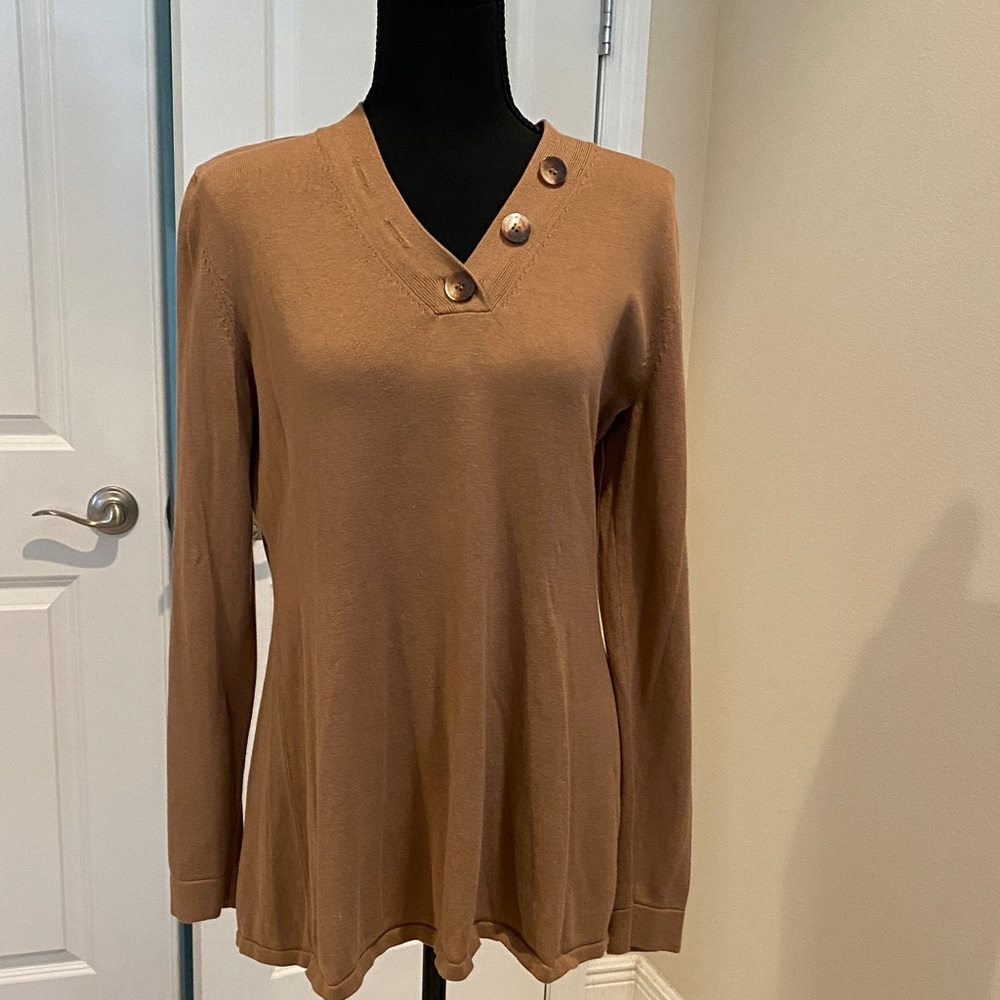Isaac Mizrahi camel color light weight b neck sweater size medium